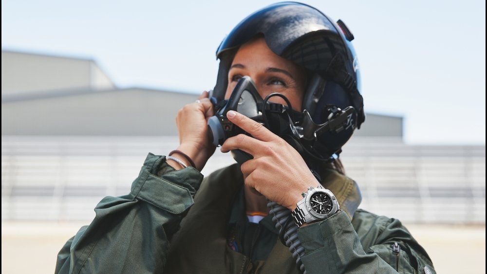 08 breitling aviation pioneers squad member rocio gonzalez torres wearing the avenger chronograph 43