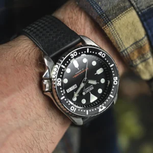 Another Classic Divers Watch The Seiko SKX013 Blog wrist shot