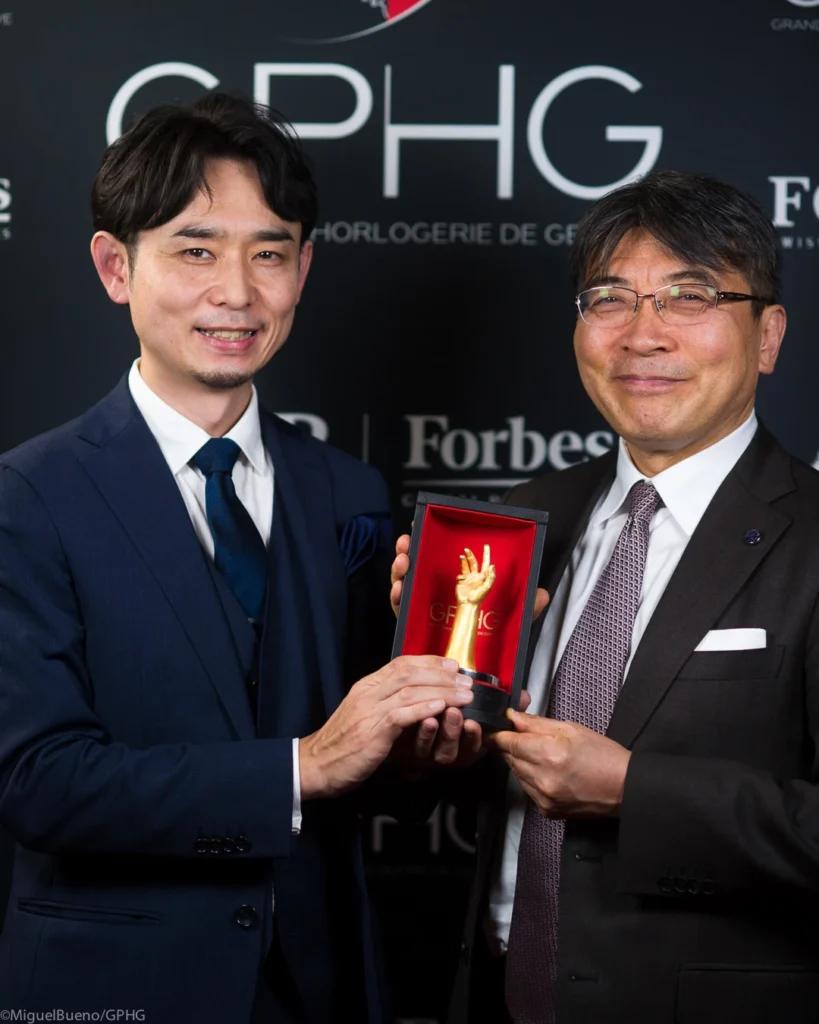Takuma Kawauchiya San receiving GPHG 2022 award with Akio Naito San